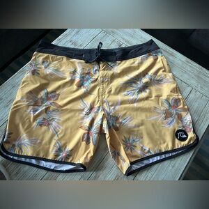 Quicksilver Men’s Surfsilk Board Shorts Floral Yellow Swim Shorts 40